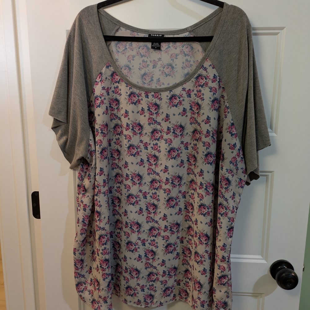 Torrid Gray Floral Raglan Scoop Neck Top